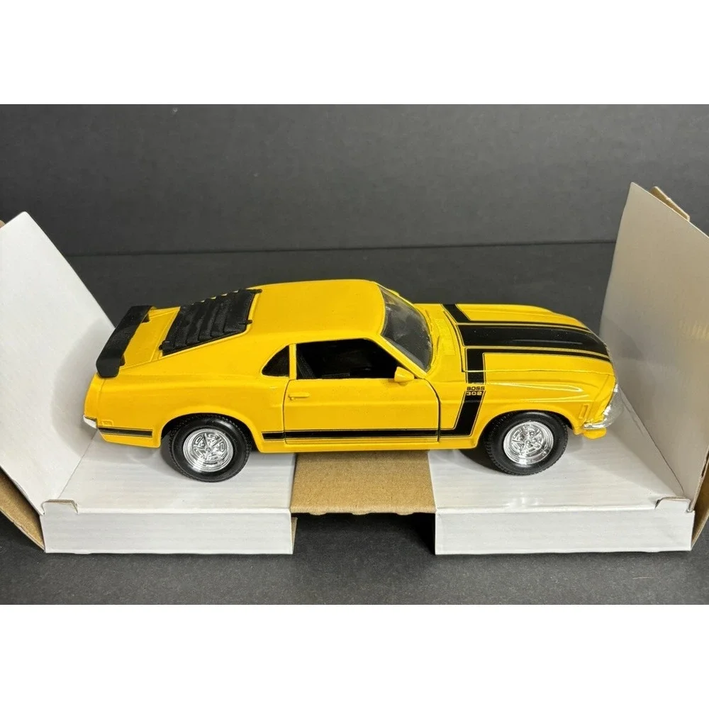 Maisto 1970 Ford Mustang Boss 302 Diecast Car Yellow 1/24 Scale #31900 with Box
